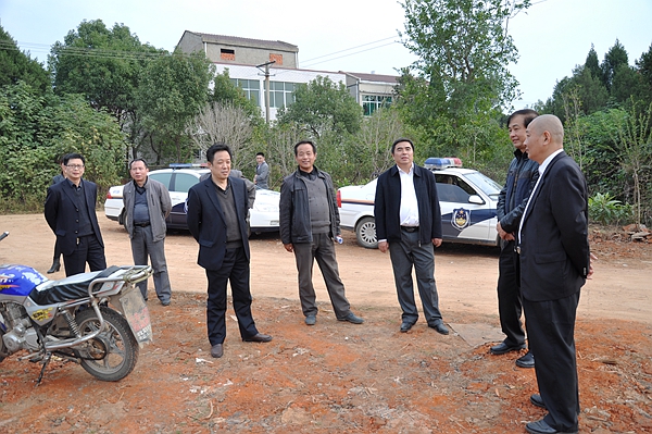 孝昌县人民法院党组书记,院长肖中兴带领全体党组成员前往周巷镇安桥